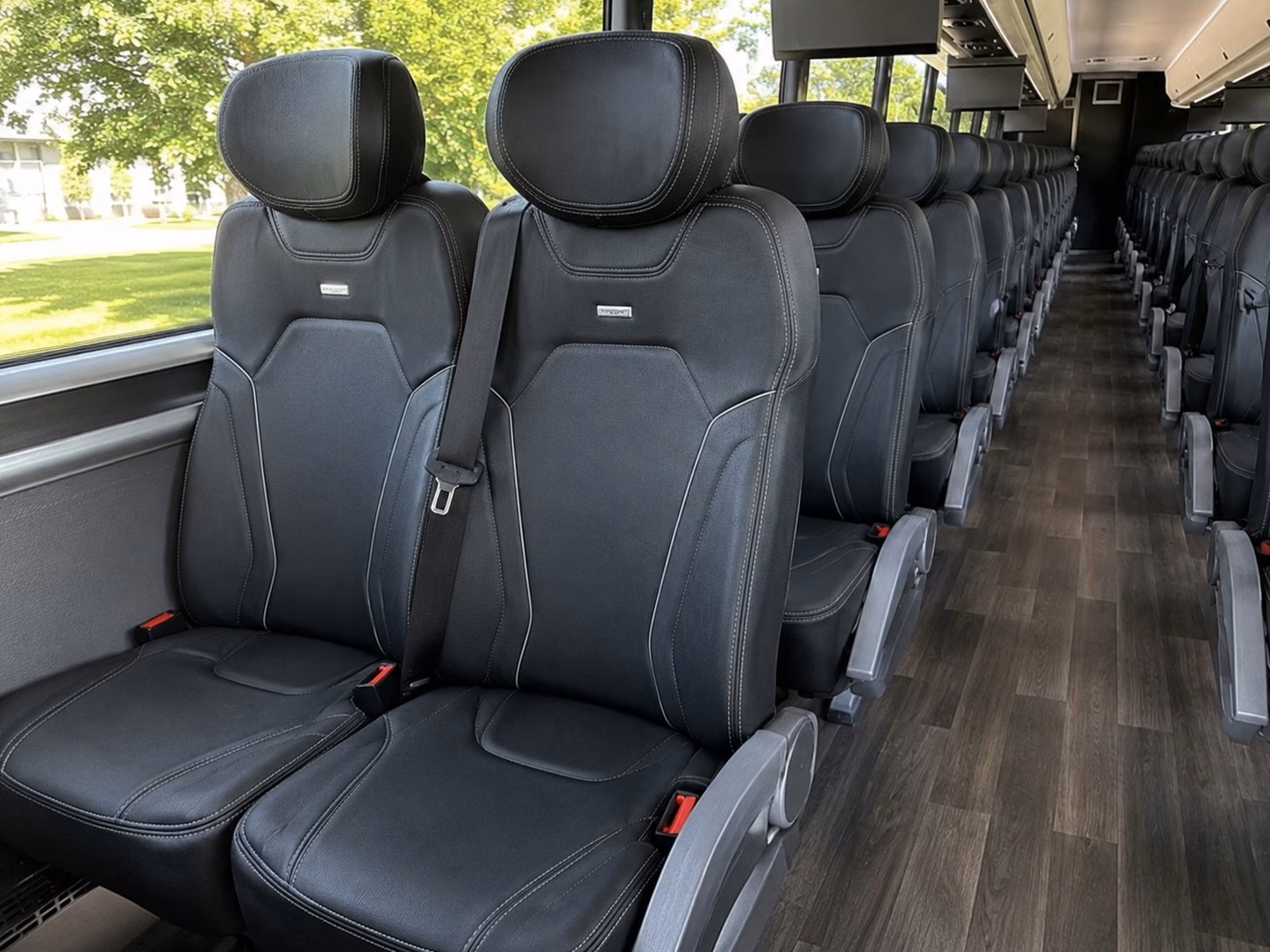 guest shuttle service between queens hotels and your wedding venue